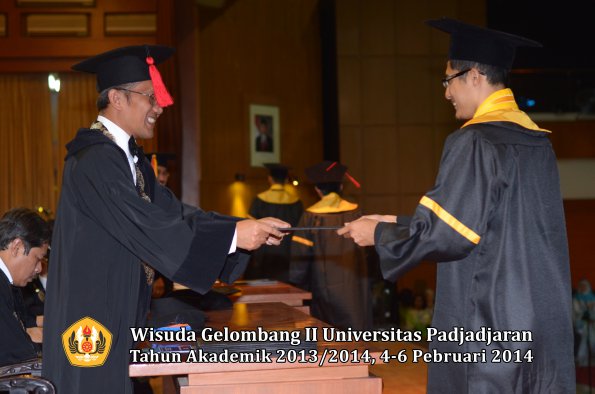 wisuda-unpad-gel-ii-ta-2013_2014-fakultas-hukum-oleh-dekan-081