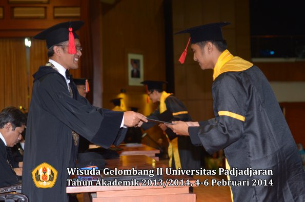 wisuda-unpad-gel-ii-ta-2013_2014-fakultas-hukum-oleh-dekan-082