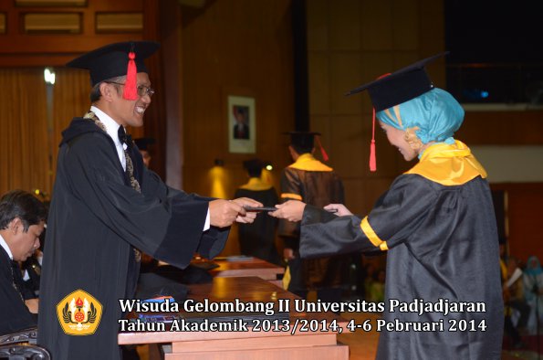 wisuda-unpad-gel-ii-ta-2013_2014-fakultas-hukum-oleh-dekan-083