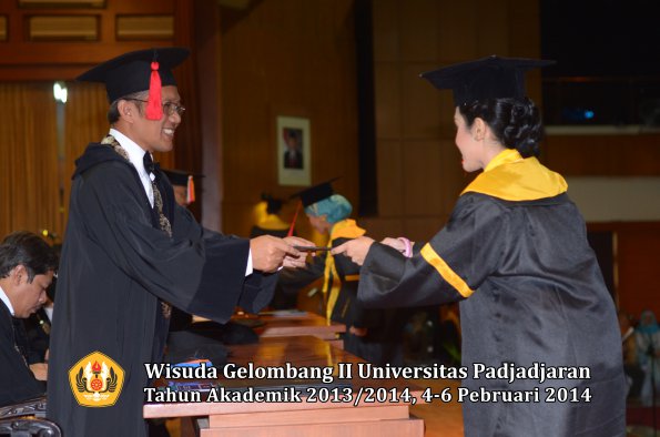 wisuda-unpad-gel-ii-ta-2013_2014-fakultas-hukum-oleh-dekan-084