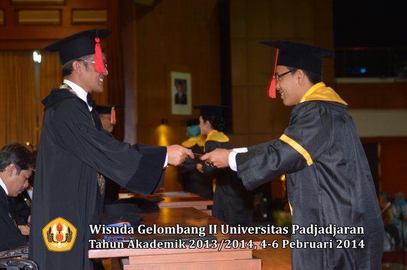 wisuda-unpad-gel-ii-ta-2013_2014-fakultas-hukum-oleh-dekan-085