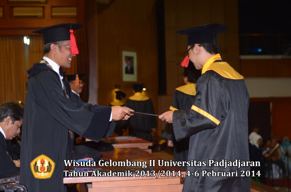 wisuda-unpad-gel-ii-ta-2013_2014-fakultas-hukum-oleh-dekan-087