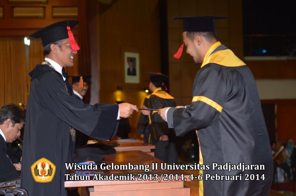 wisuda-unpad-gel-ii-ta-2013_2014-fakultas-hukum-oleh-dekan-088