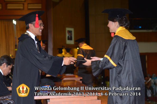 wisuda-unpad-gel-ii-ta-2013_2014-fakultas-hukum-oleh-dekan-089