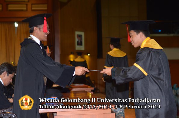 wisuda-unpad-gel-ii-ta-2013_2014-fakultas-hukum-oleh-dekan-090