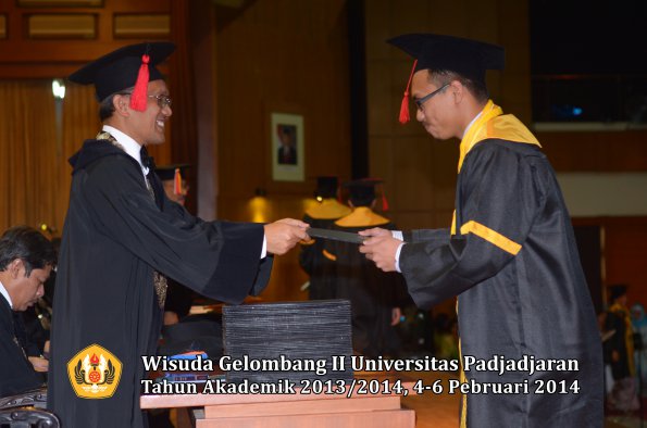 wisuda-unpad-gel-ii-ta-2013_2014-fakultas-hukum-oleh-dekan-091