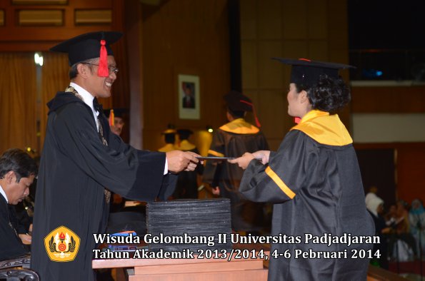 wisuda-unpad-gel-ii-ta-2013_2014-fakultas-hukum-oleh-dekan-092