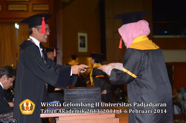 wisuda-unpad-gel-ii-ta-2013_2014-fakultas-hukum-oleh-dekan-093