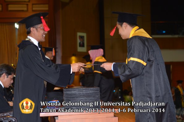 wisuda-unpad-gel-ii-ta-2013_2014-fakultas-hukum-oleh-dekan-094