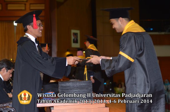 wisuda-unpad-gel-ii-ta-2013_2014-fakultas-hukum-oleh-dekan-095