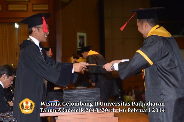 wisuda-unpad-gel-ii-ta-2013_2014-fakultas-hukum-oleh-dekan-096