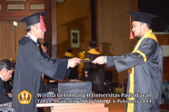 wisuda-unpad-gel-ii-ta-2013_2014-fakultas-hukum-oleh-dekan-097