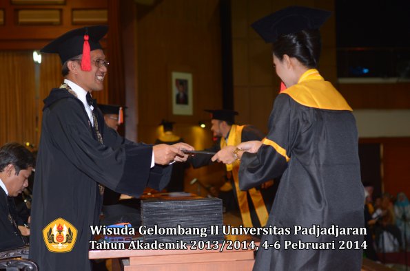 wisuda-unpad-gel-ii-ta-2013_2014-fakultas-hukum-oleh-dekan-098