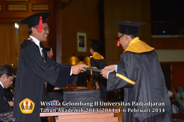 wisuda-unpad-gel-ii-ta-2013_2014-fakultas-hukum-oleh-dekan-099