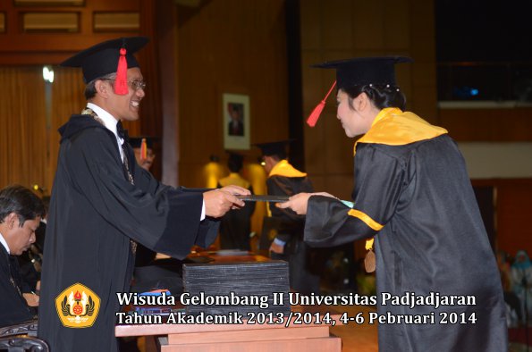 wisuda-unpad-gel-ii-ta-2013_2014-fakultas-hukum-oleh-dekan-100