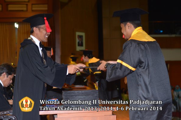 wisuda-unpad-gel-ii-ta-2013_2014-fakultas-hukum-oleh-dekan-101