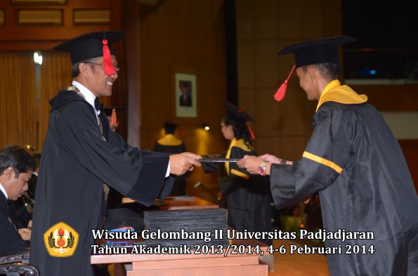 wisuda-unpad-gel-ii-ta-2013_2014-fakultas-hukum-oleh-dekan-103