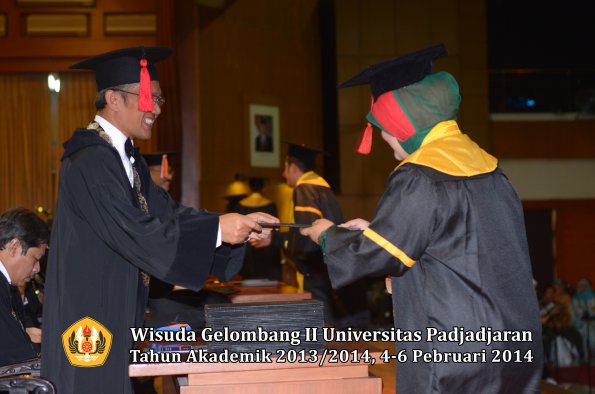 wisuda-unpad-gel-ii-ta-2013_2014-fakultas-hukum-oleh-dekan-105