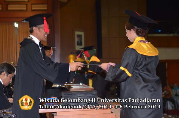 wisuda-unpad-gel-ii-ta-2013_2014-fakultas-hukum-oleh-dekan-106