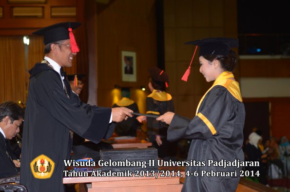 wisuda-unpad-gel-ii-ta-2013_2014-fakultas-hukum-oleh-dekan-107