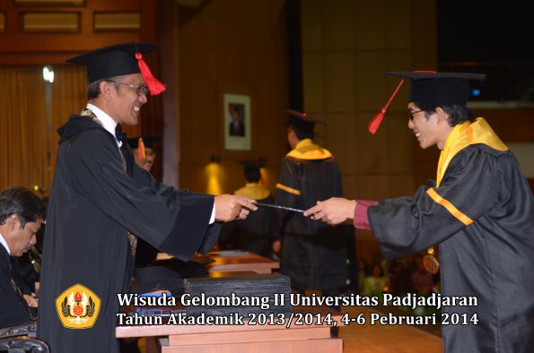 wisuda-unpad-gel-ii-ta-2013_2014-fakultas-hukum-oleh-dekan-109