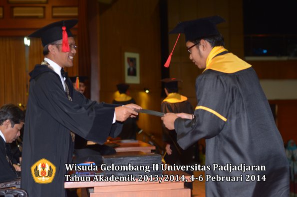 wisuda-unpad-gel-ii-ta-2013_2014-fakultas-hukum-oleh-dekan-110