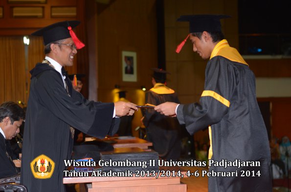 wisuda-unpad-gel-ii-ta-2013_2014-fakultas-hukum-oleh-dekan-111