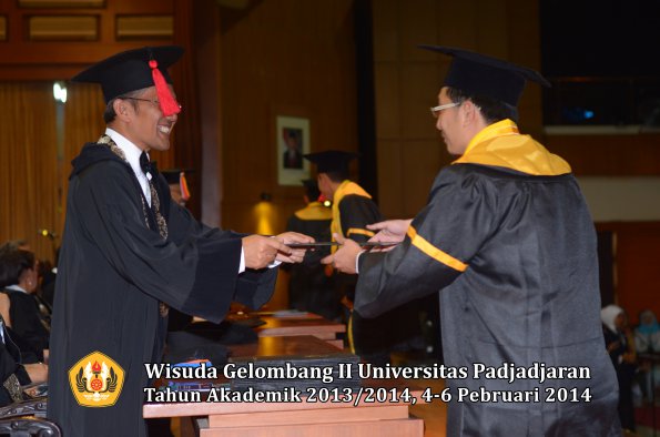 wisuda-unpad-gel-ii-ta-2013_2014-fakultas-hukum-oleh-dekan-116