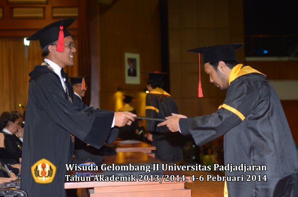 wisuda-unpad-gel-ii-ta-2013_2014-fakultas-hukum-oleh-dekan-119