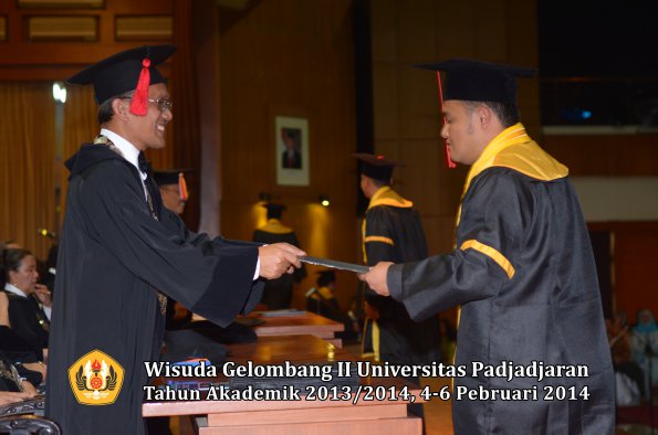 wisuda-unpad-gel-ii-ta-2013_2014-fakultas-hukum-oleh-dekan-121