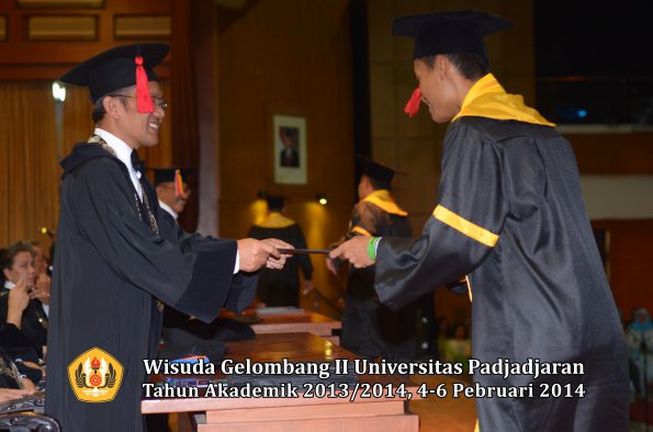 wisuda-unpad-gel-ii-ta-2013_2014-fakultas-hukum-oleh-dekan-122