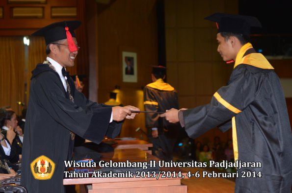 wisuda-unpad-gel-ii-ta-2013_2014-fakultas-hukum-oleh-dekan-123