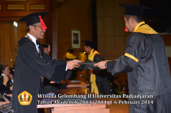 wisuda-unpad-gel-ii-ta-2013_2014-fakultas-hukum-oleh-dekan-124