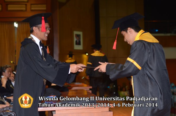 wisuda-unpad-gel-ii-ta-2013_2014-fakultas-hukum-oleh-dekan-125