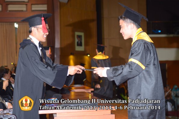 wisuda-unpad-gel-ii-ta-2013_2014-fakultas-hukum-oleh-dekan-126