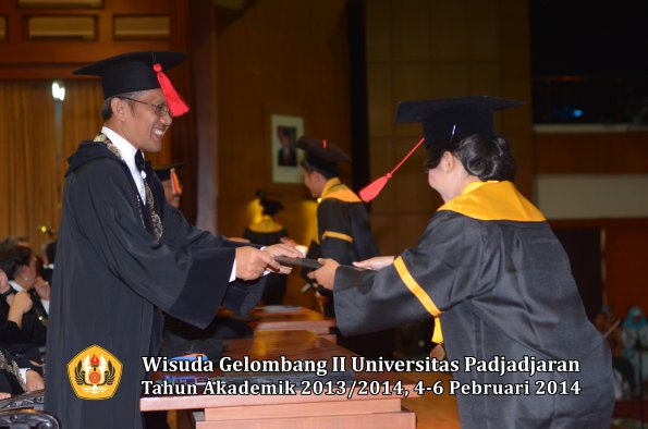 wisuda-unpad-gel-ii-ta-2013_2014-fakultas-hukum-oleh-dekan-127