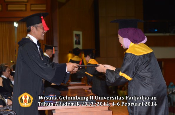 wisuda-unpad-gel-ii-ta-2013_2014-fakultas-hukum-oleh-dekan-128