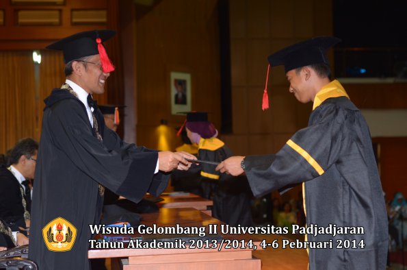 wisuda-unpad-gel-ii-ta-2013_2014-fakultas-hukum-oleh-dekan-129