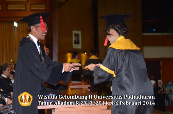 wisuda-unpad-gel-ii-ta-2013_2014-fakultas-hukum-oleh-dekan-130