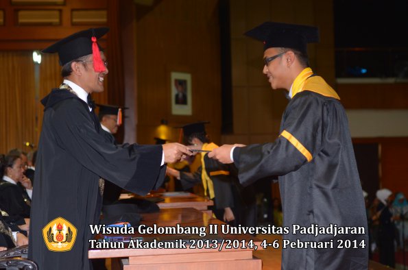 wisuda-unpad-gel-ii-ta-2013_2014-fakultas-hukum-oleh-dekan-131