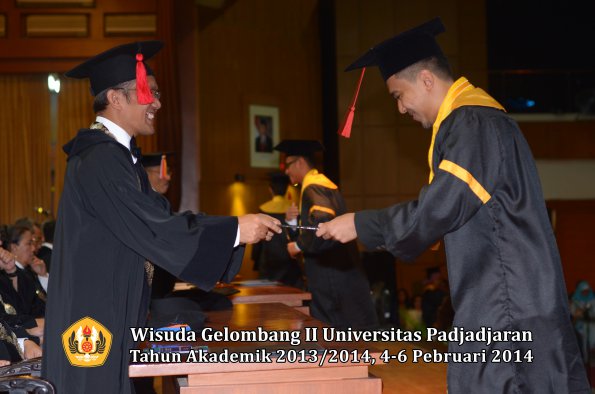 wisuda-unpad-gel-ii-ta-2013_2014-fakultas-hukum-oleh-dekan-132