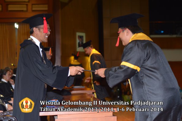 wisuda-unpad-gel-ii-ta-2013_2014-fakultas-hukum-oleh-dekan-133