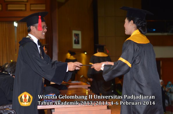 wisuda-unpad-gel-ii-ta-2013_2014-fakultas-hukum-oleh-dekan-134