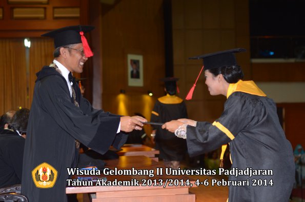 wisuda-unpad-gel-ii-ta-2013_2014-fakultas-hukum-oleh-dekan-135