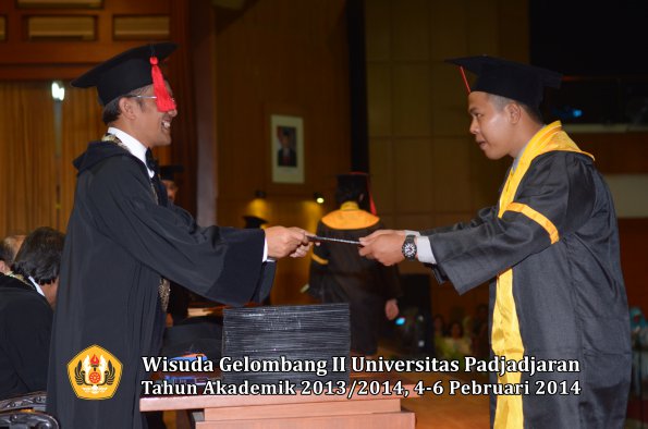 wisuda-unpad-gel-ii-ta-2013_2014-fakultas-hukum-oleh-dekan-136