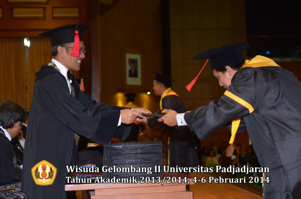 wisuda-unpad-gel-ii-ta-2013_2014-fakultas-hukum-oleh-dekan-137