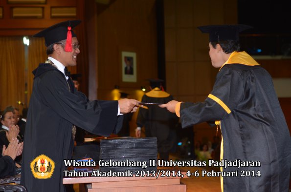 wisuda-unpad-gel-ii-ta-2013_2014-fakultas-hukum-oleh-dekan-138