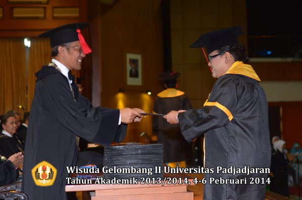 wisuda-unpad-gel-ii-ta-2013_2014-fakultas-hukum-oleh-dekan-139