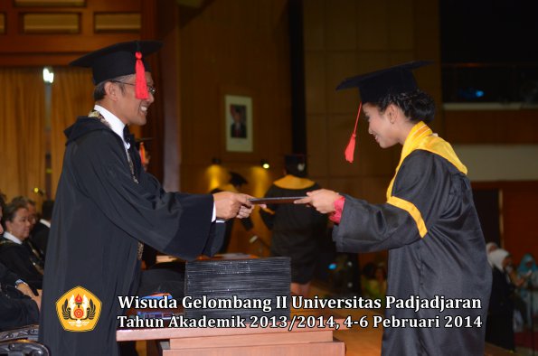 wisuda-unpad-gel-ii-ta-2013_2014-fakultas-hukum-oleh-dekan-140