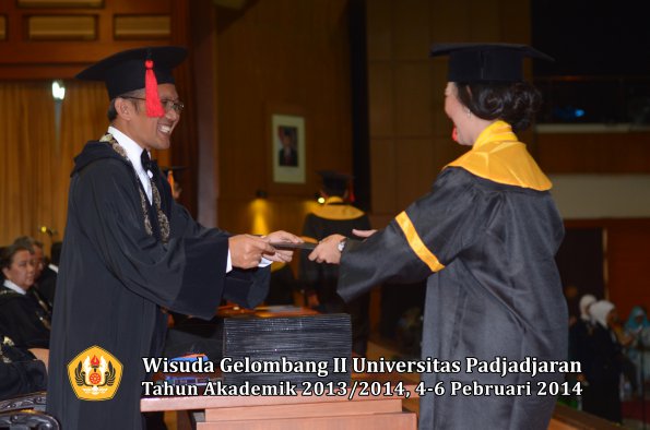 wisuda-unpad-gel-ii-ta-2013_2014-fakultas-hukum-oleh-dekan-142